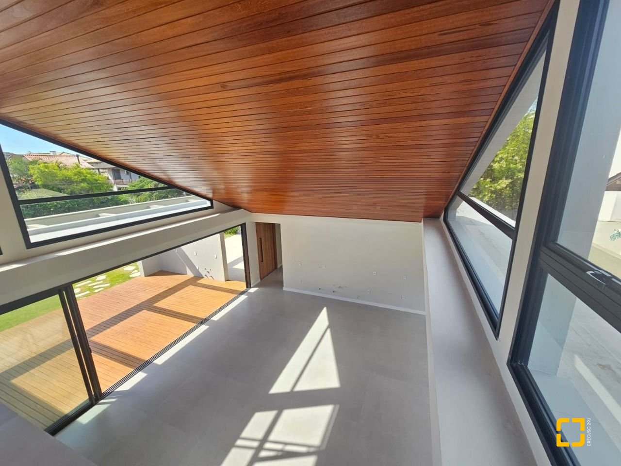 Casa de Condomínio com 365m², 6 quartos (sendo 3 suítes), 2 garagens, no bairro Campeche em Florianópolis