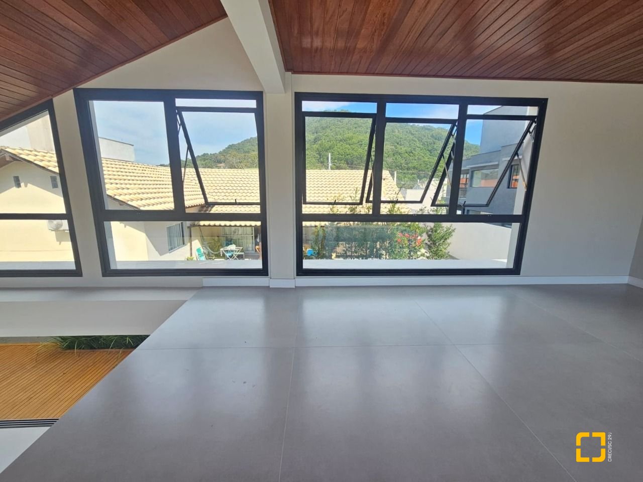 Casa de Condomínio com 365m², 6 quartos (sendo 3 suítes), 2 garagens, no bairro Campeche em Florianópolis