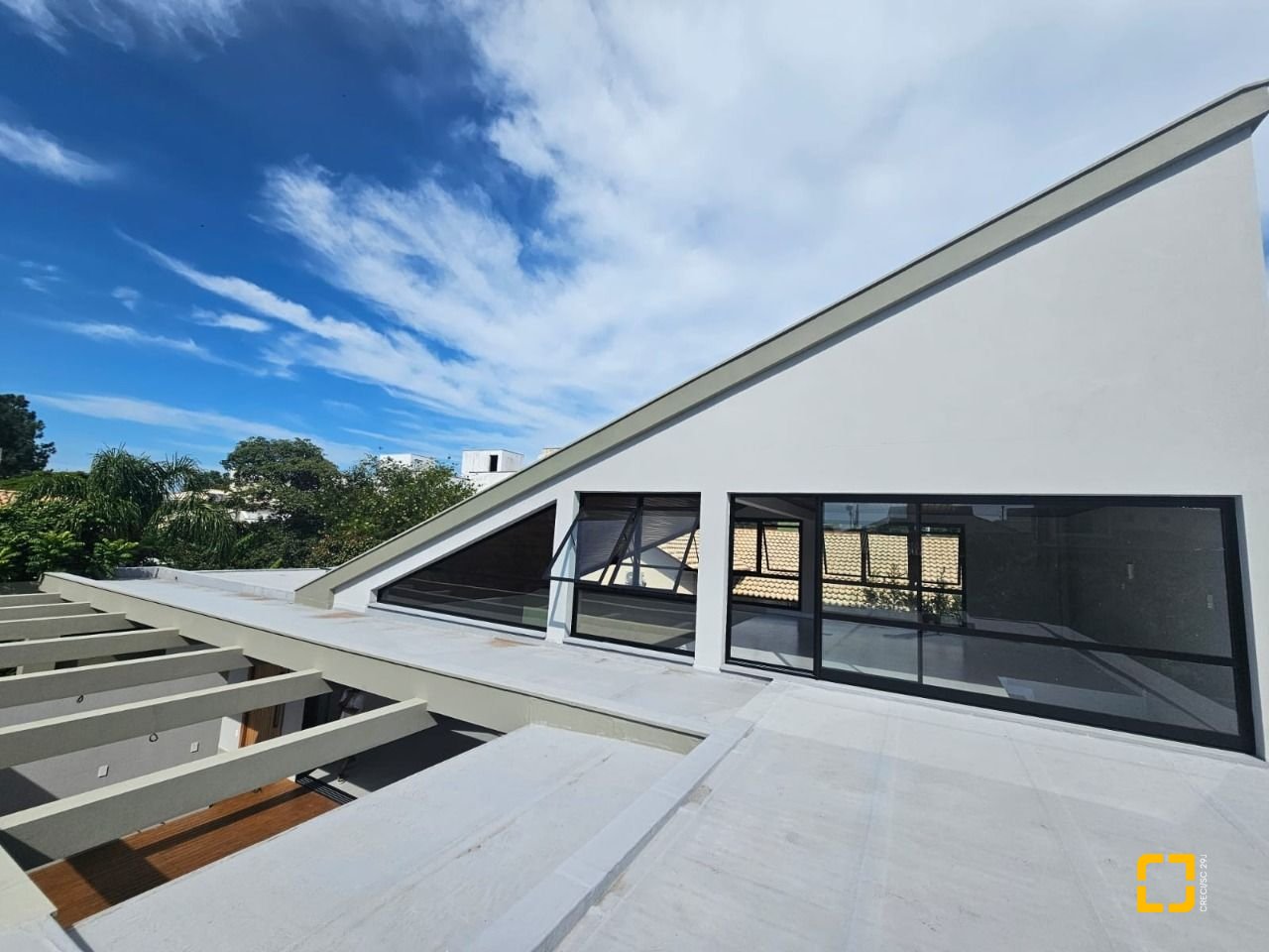 Casa de Condomínio com 365m², 6 quartos (sendo 3 suítes), 2 garagens, no bairro Campeche em Florianópolis