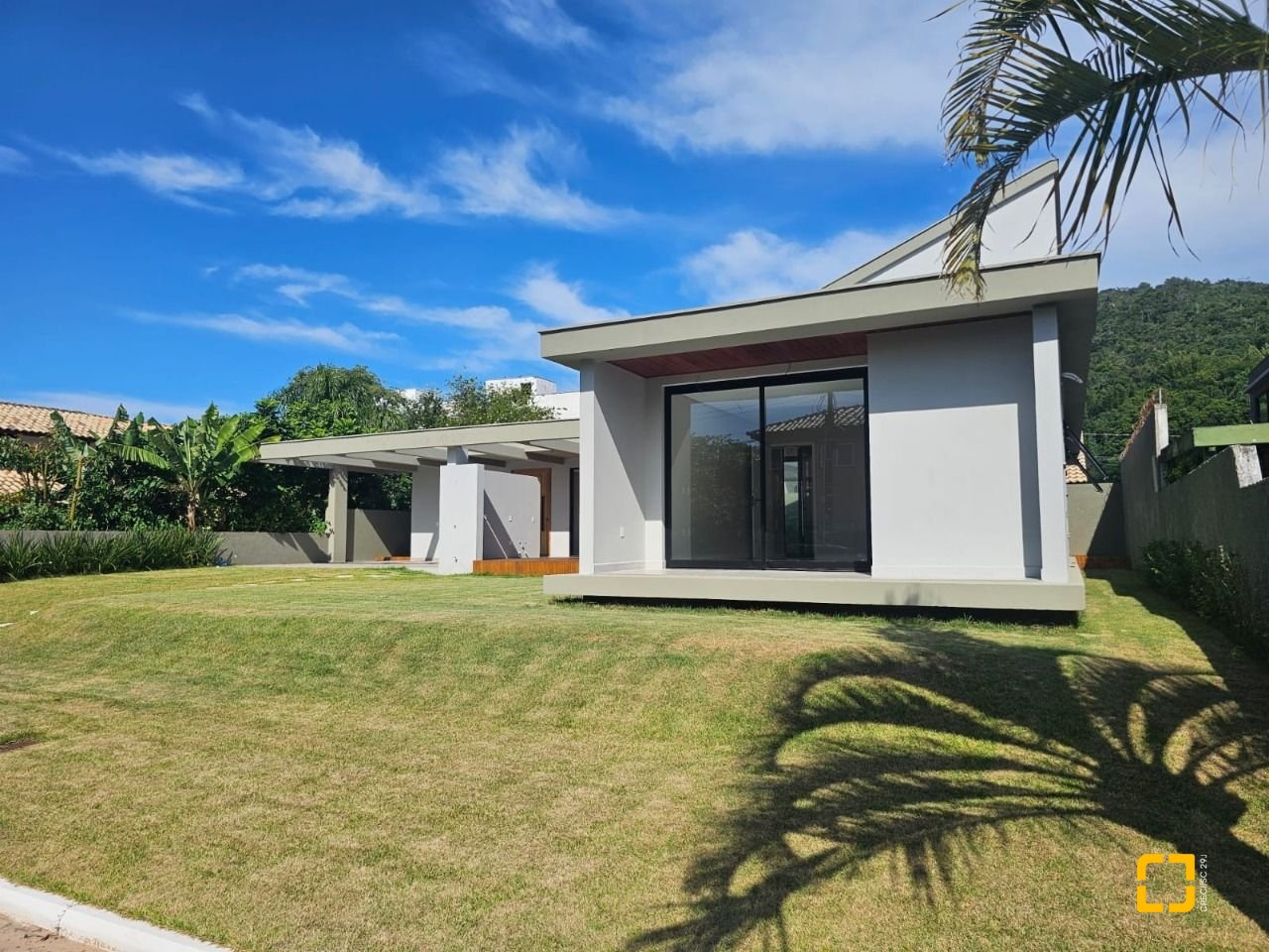 Casa de Condomínio com 365m², 6 quartos (sendo 3 suítes), 2 garagens, no bairro Campeche em Florianópolis