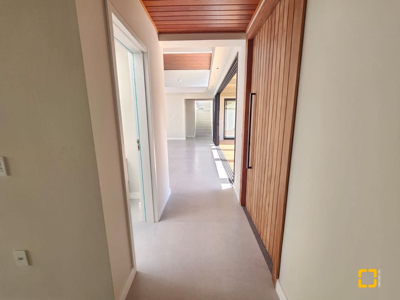 Casa de Condomínio com 365m², 6 quartos (sendo 3 suítes), 2 garagens, no bairro Campeche em Florianópolis