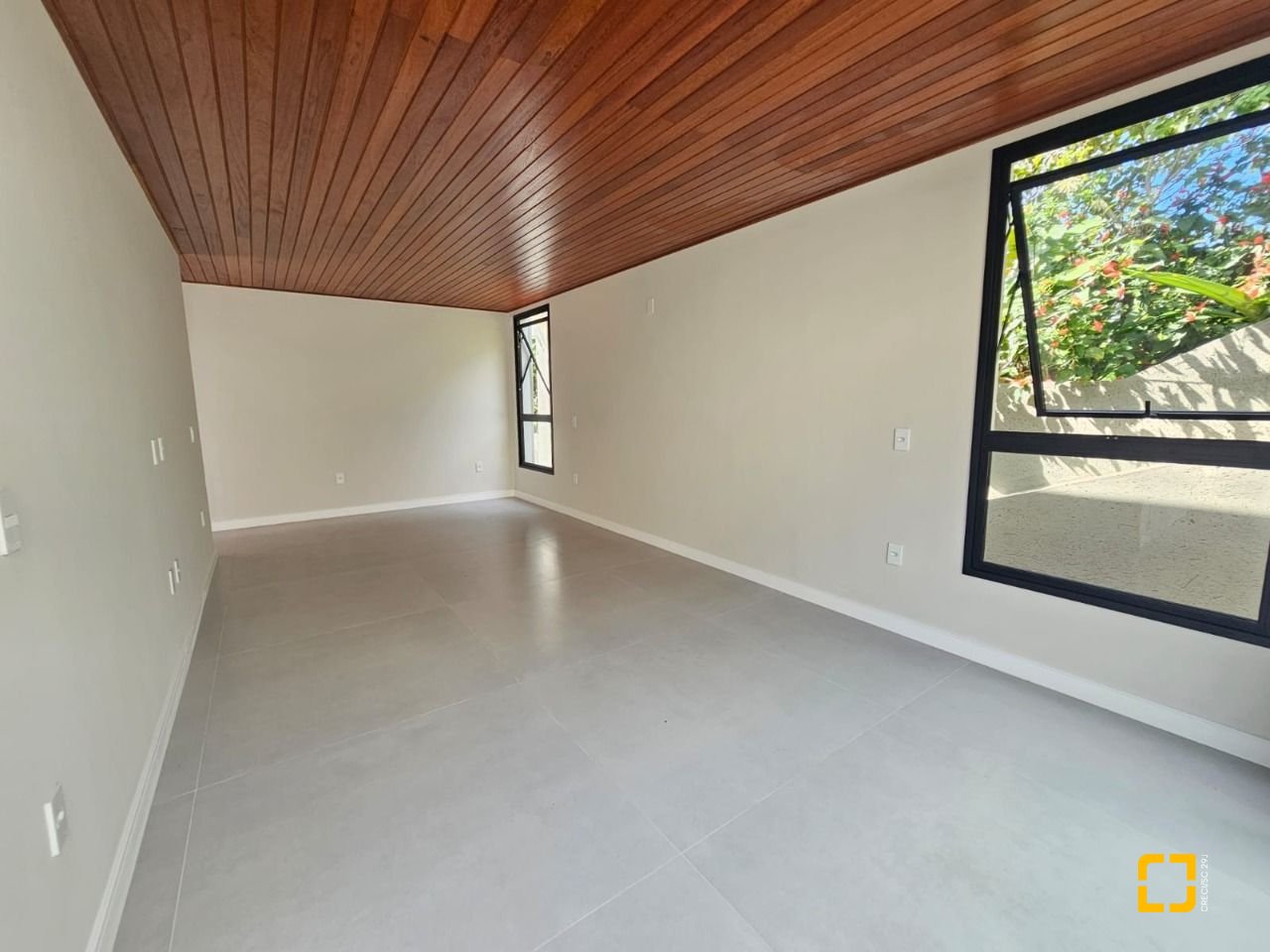 Casa de Condomínio com 365m², 6 quartos (sendo 3 suítes), 2 garagens, no bairro Campeche em Florianópolis