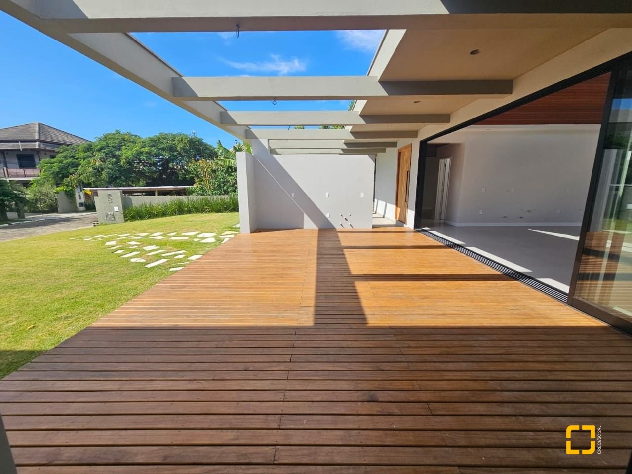Casa de Condomínio com 365m², 6 quartos (sendo 3 suítes), 2 garagens, no bairro Campeche em Florianópolis