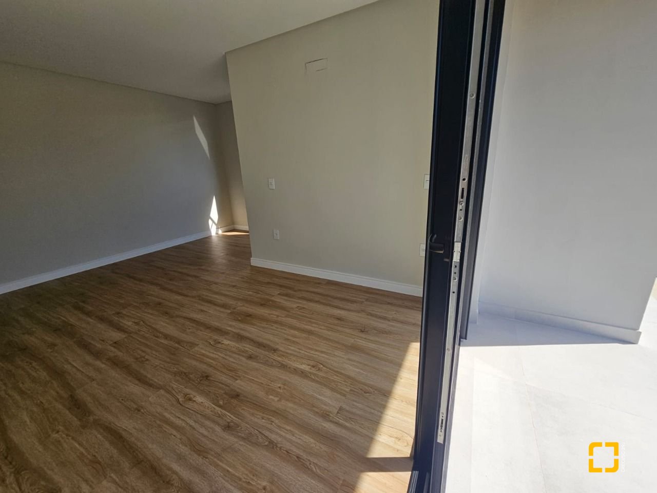 Casa de Condomínio com 365m², 6 quartos (sendo 3 suítes), 2 garagens, no bairro Campeche em Florianópolis