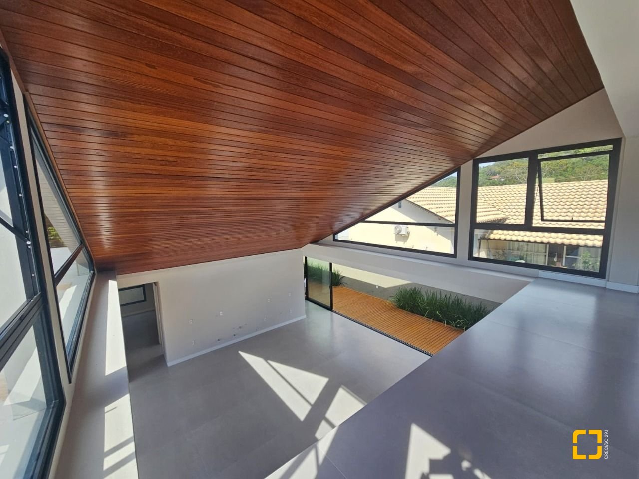 Casa de Condomínio com 365m², 6 quartos (sendo 3 suítes), 2 garagens, no bairro Campeche em Florianópolis
