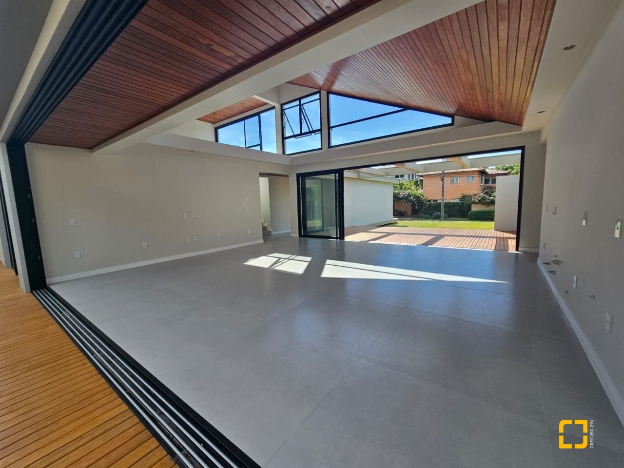 Casa de Condomínio com 365m², 6 quartos (sendo 3 suítes), 2 garagens, no bairro Campeche em Florianópolis