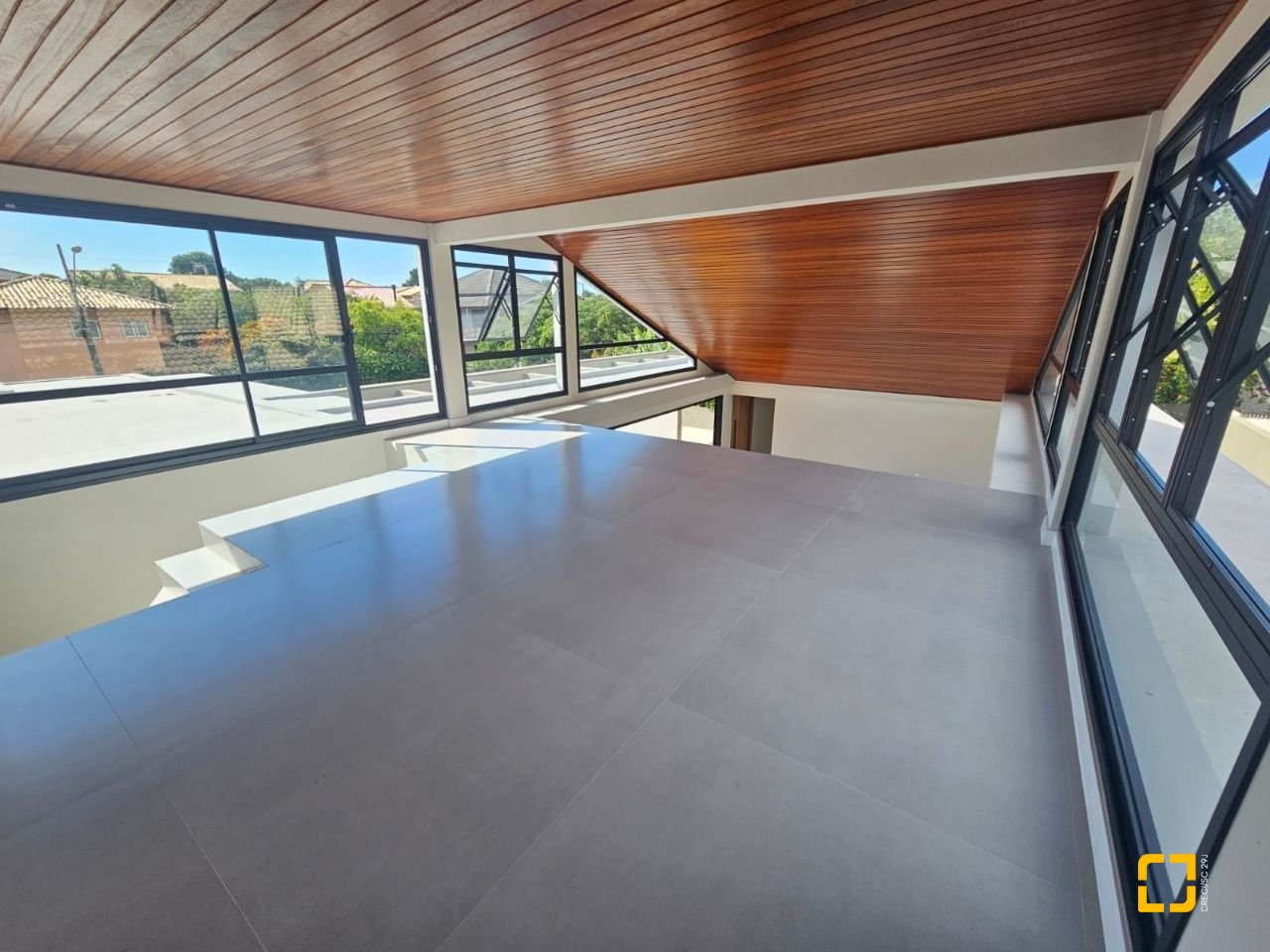 Casa de Condomínio com 365m², 6 quartos (sendo 3 suítes), 2 garagens, no bairro Campeche em Florianópolis