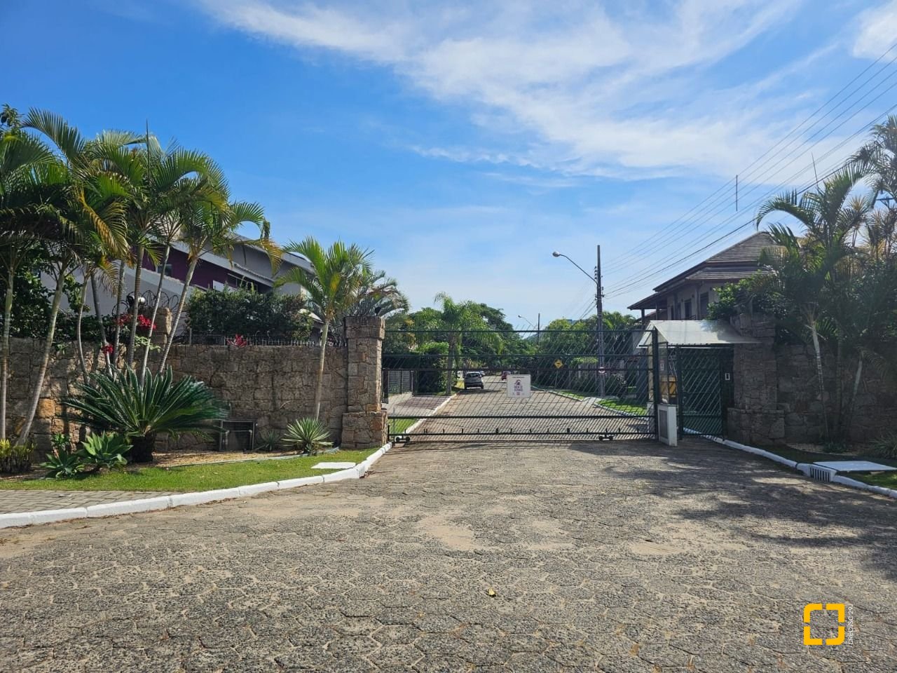 Casa de Condomínio com 365m², 6 quartos (sendo 3 suítes), 2 garagens, no bairro Campeche em Florianópolis