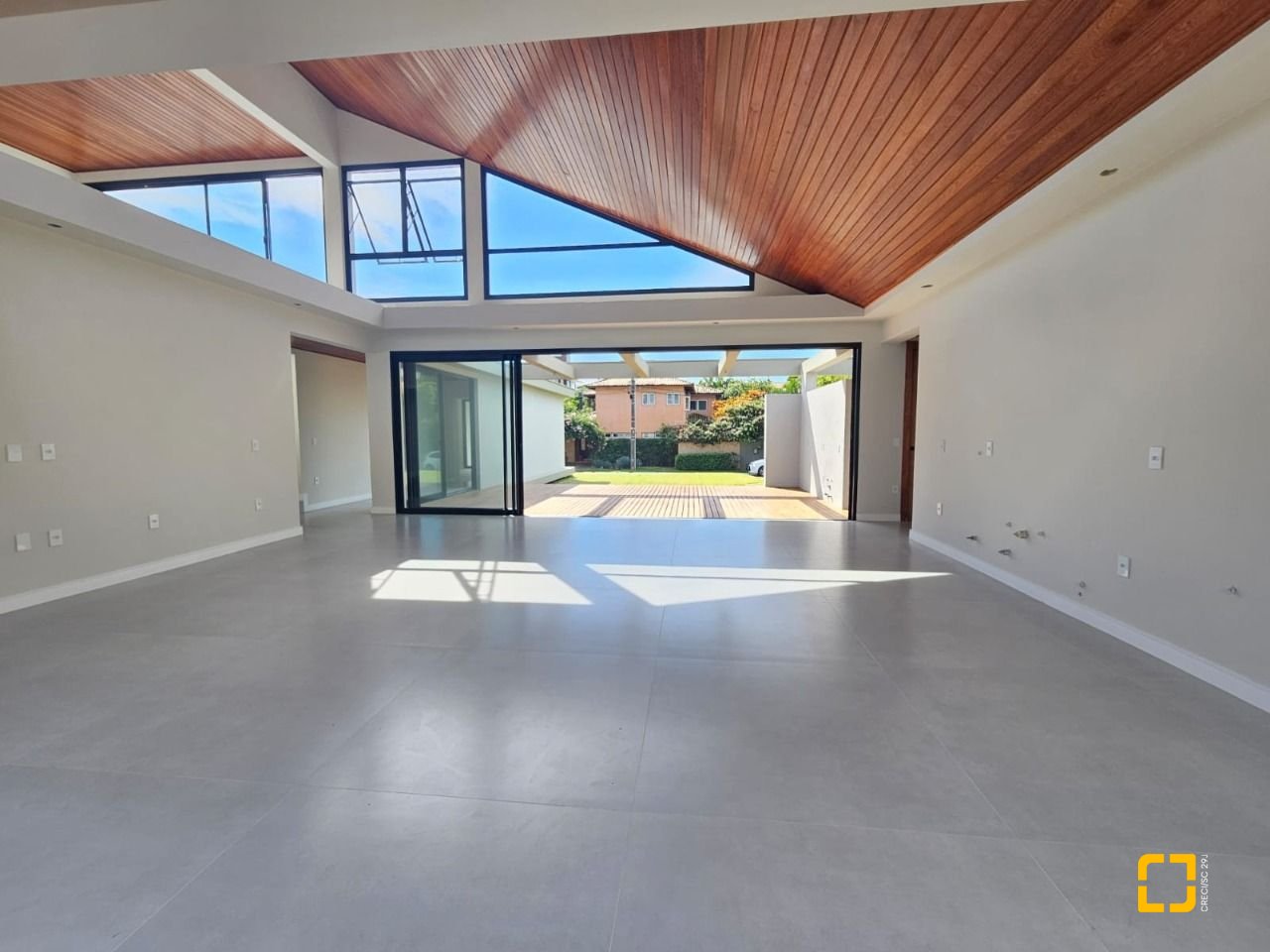 Casa de Condomínio com 365m², 6 quartos (sendo 3 suítes), 2 garagens, no bairro Campeche em Florianópolis
