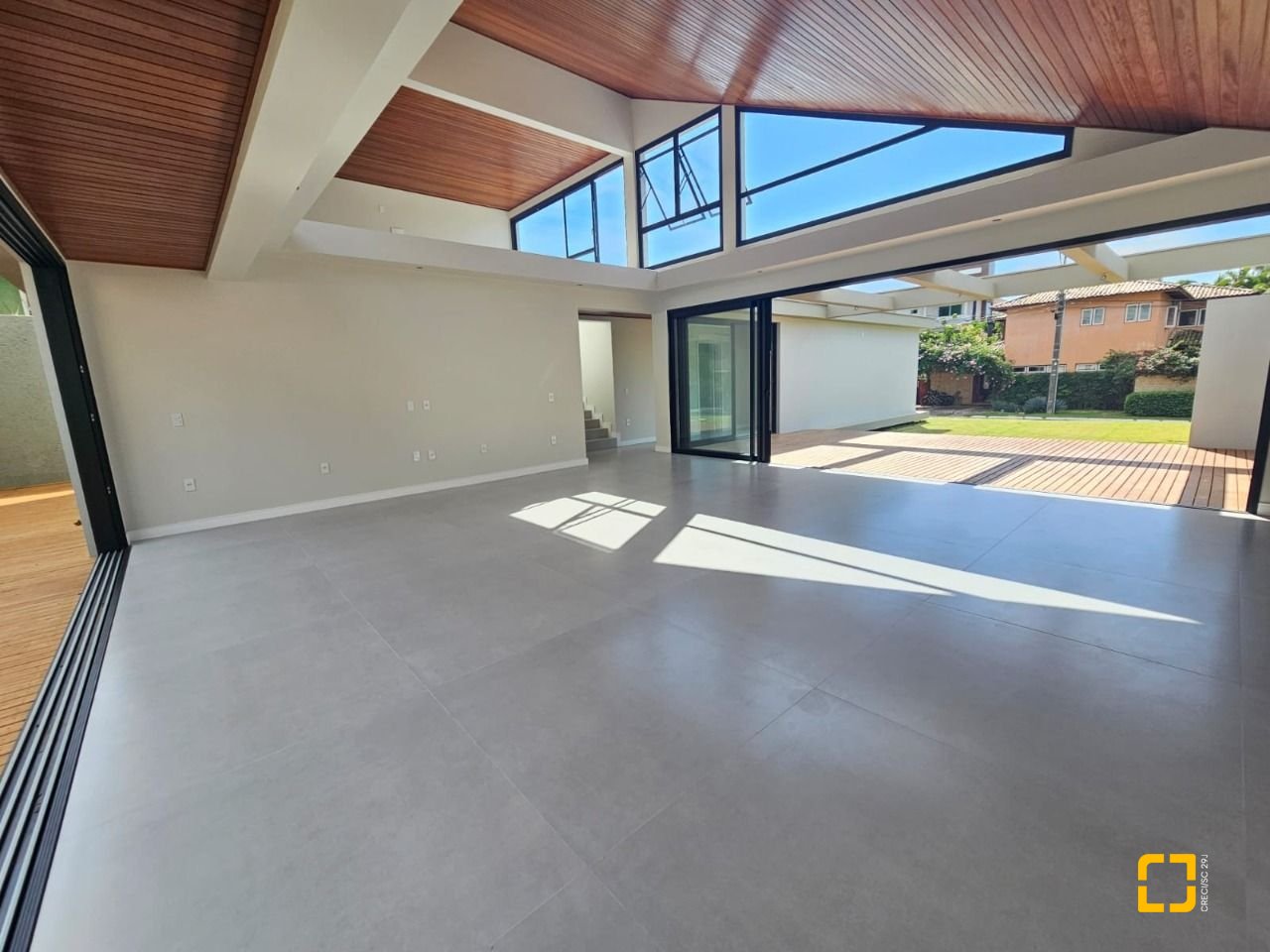 Casa de Condomínio com 365m², 6 quartos (sendo 3 suítes), 2 garagens, no bairro Campeche em Florianópolis