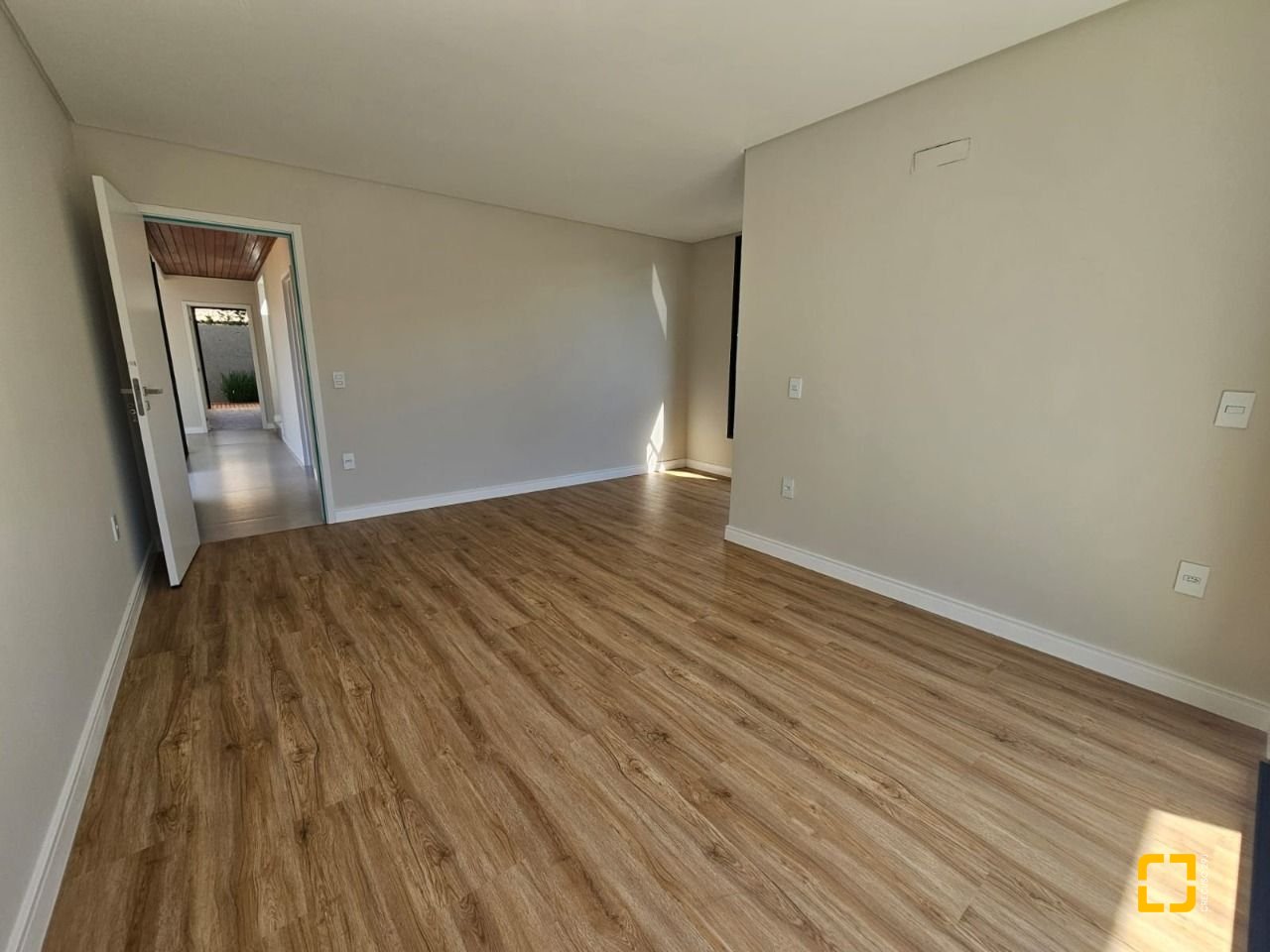 Casa de Condomínio com 365m², 6 quartos (sendo 3 suítes), 2 garagens, no bairro Campeche em Florianópolis