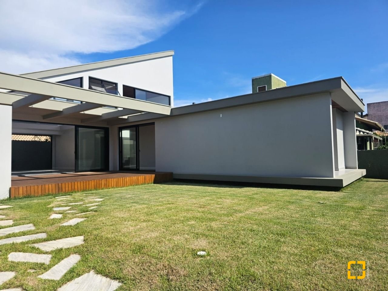 Casa de Condomínio com 365m², 6 quartos (sendo 3 suítes), 2 garagens, no bairro Campeche em Florianópolis