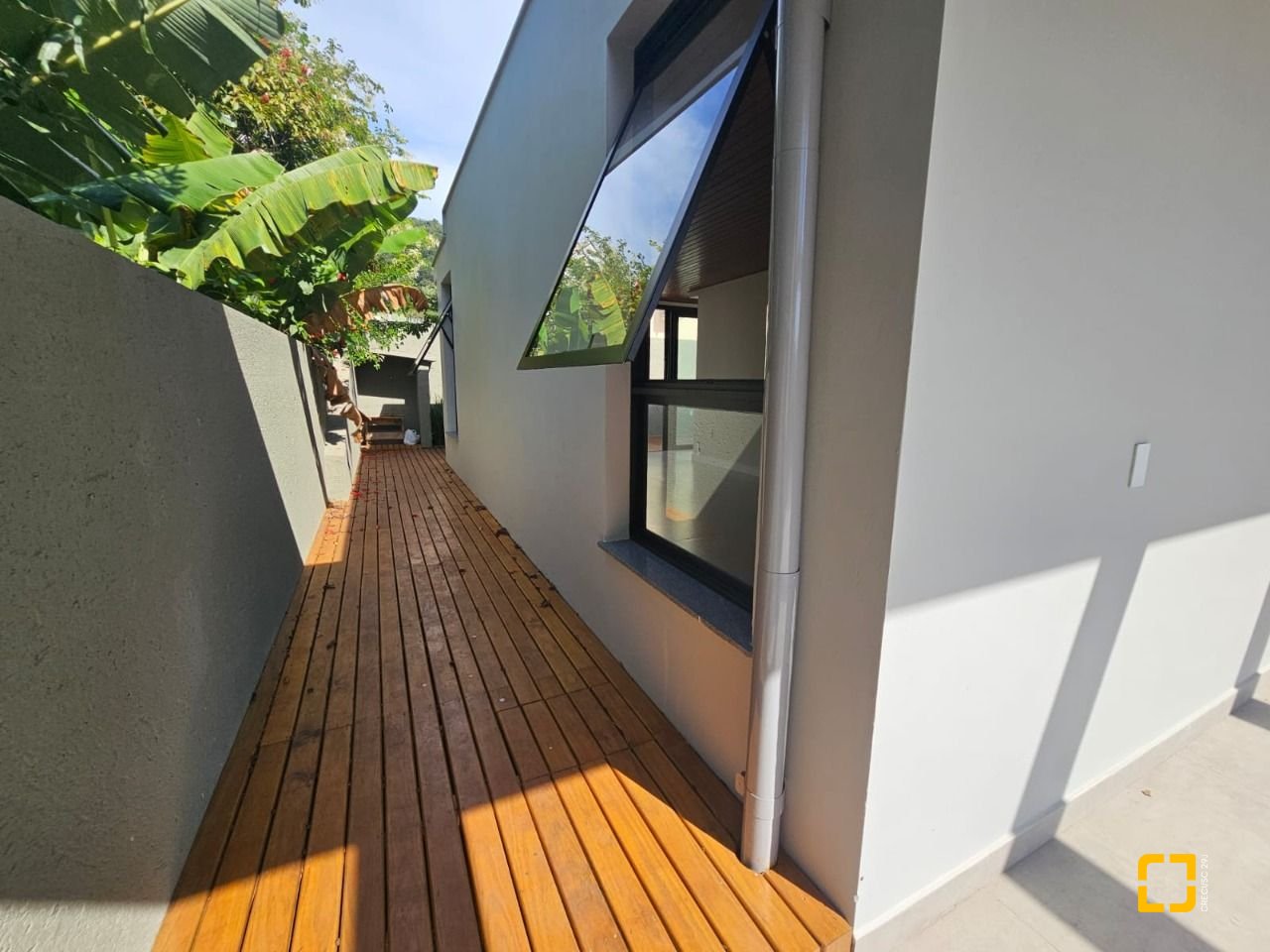 Casa de Condomínio com 365m², 6 quartos (sendo 3 suítes), 2 garagens, no bairro Campeche em Florianópolis