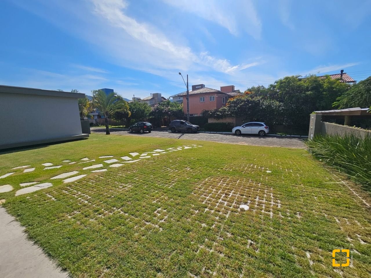 Casa de Condomínio com 365m², 6 quartos (sendo 3 suítes), 2 garagens, no bairro Campeche em Florianópolis