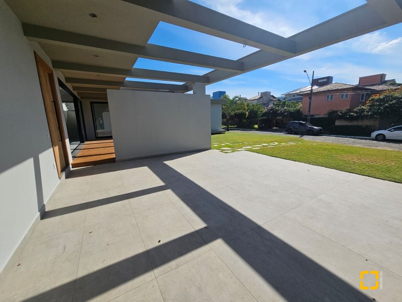Casa de Condomínio com 365m², 6 quartos (sendo 3 suítes), 2 garagens, no bairro Campeche em Florianópolis
