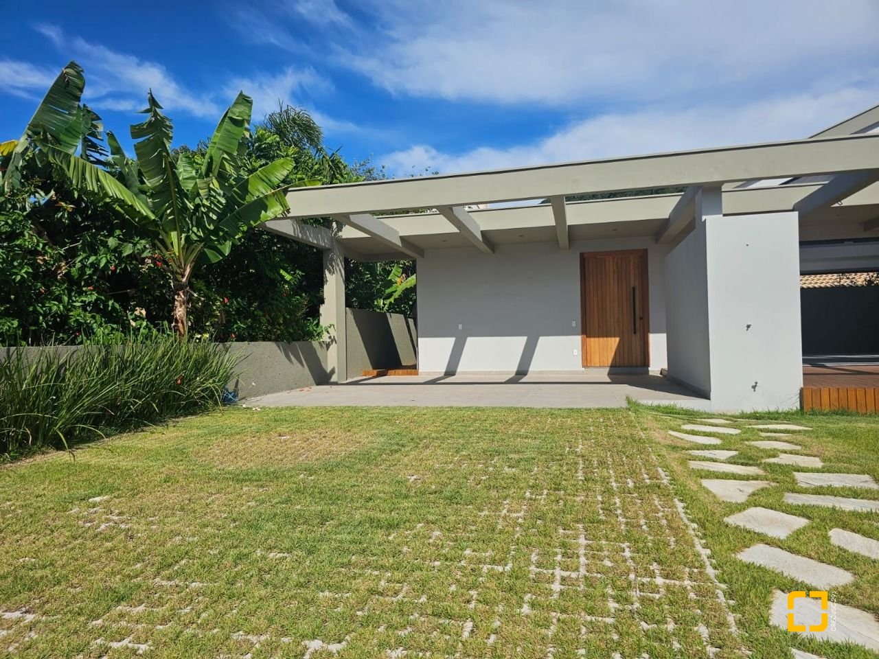 Casa de Condomínio com 365m², 6 quartos (sendo 3 suítes), 2 garagens, no bairro Campeche em Florianópolis