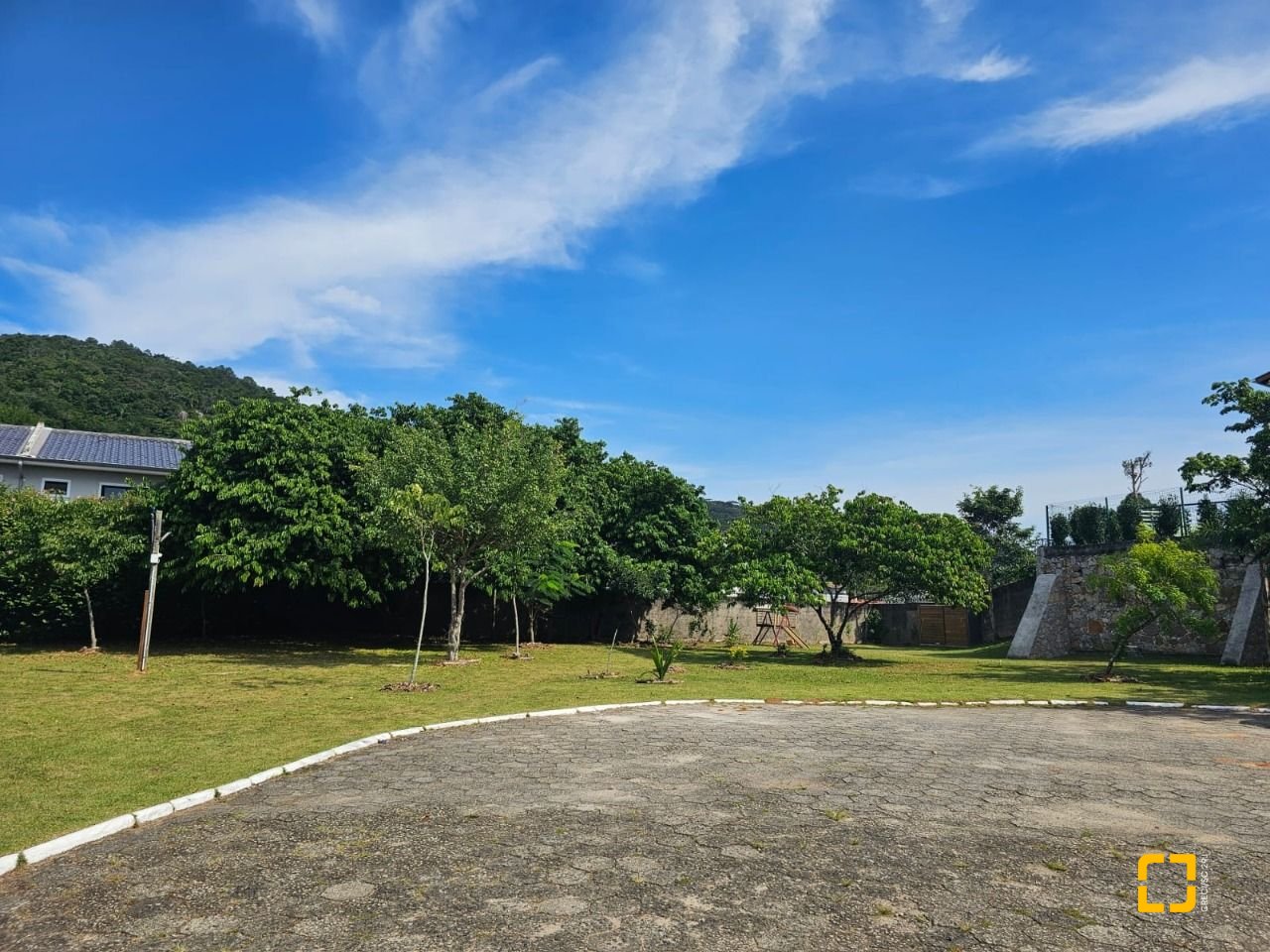 Casa de Condomínio com 365m², 6 quartos (sendo 3 suítes), 2 garagens, no bairro Campeche em Florianópolis