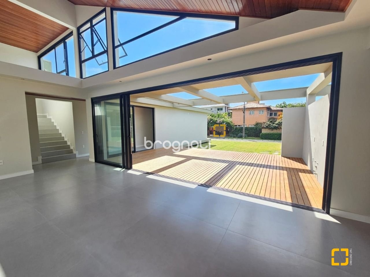 Casa de Condomínio com 365m², 3 quartos (sendo 3 suítes), 2 garagens, no bairro Campeche em Florianópolis
