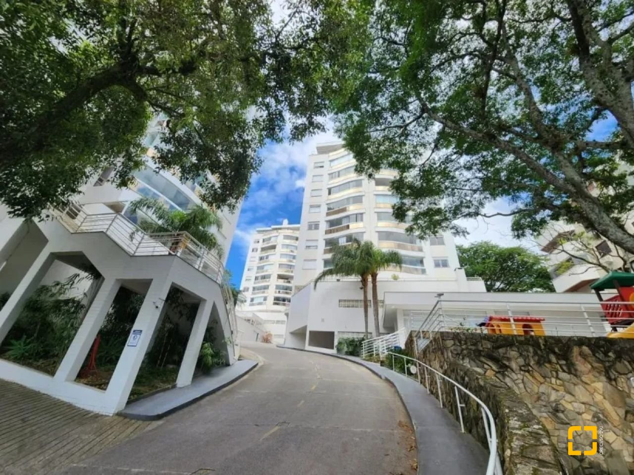 Apartamento com 113m², 4 quartos (sendo 1 suíte), 2 garagens, no bairro João Paulo em Florianópolis