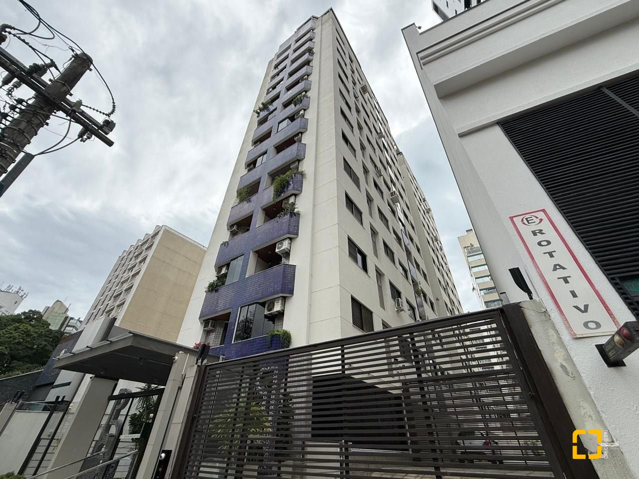 Apartamento com 77m², 4 quartos (sendo 2 suítes), 1 garagem, no bairro Centro em Florianópolis