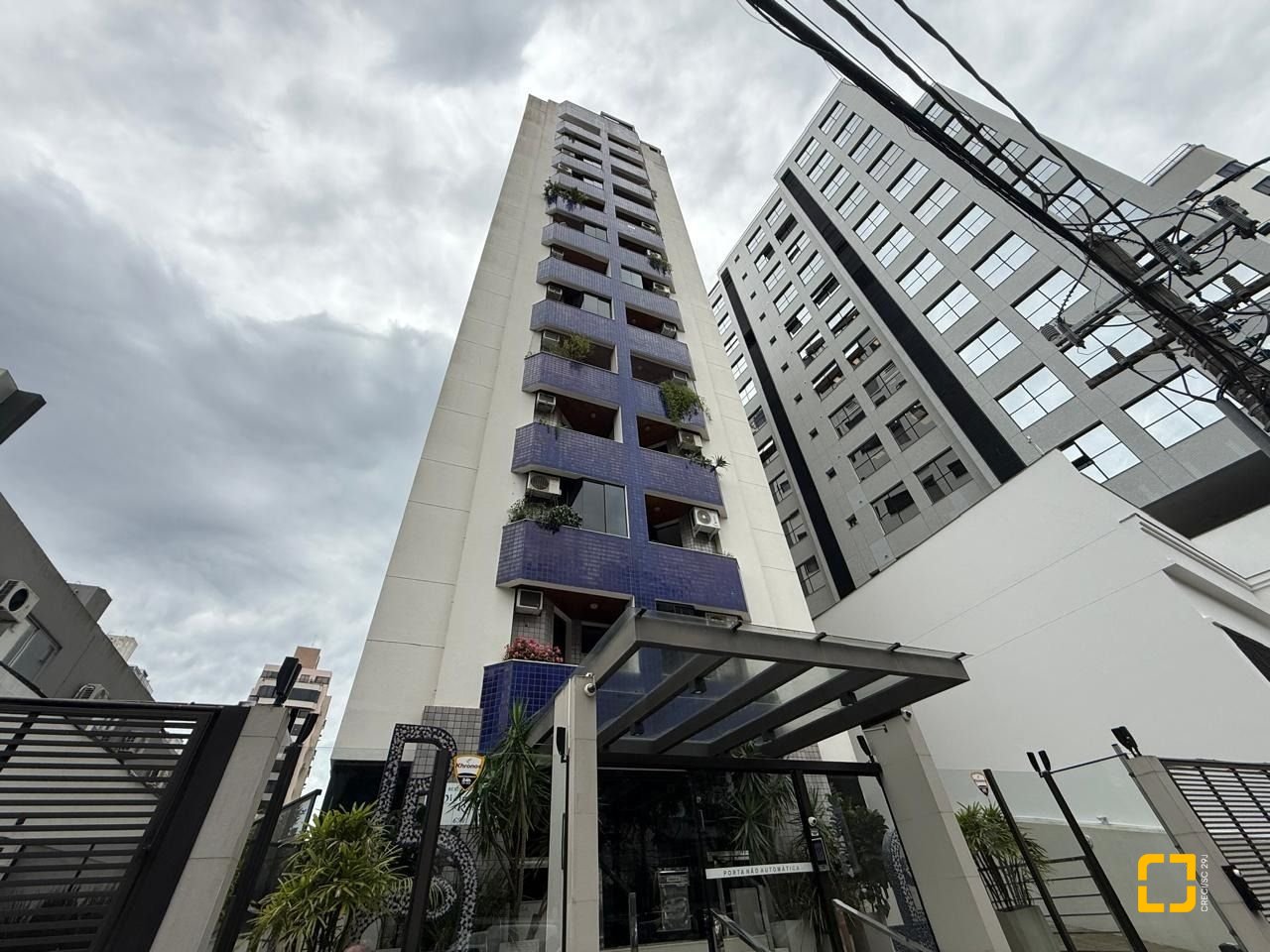 Apartamento com 77m², 4 quartos (sendo 2 suítes), 1 garagem, no bairro Centro em Florianópolis