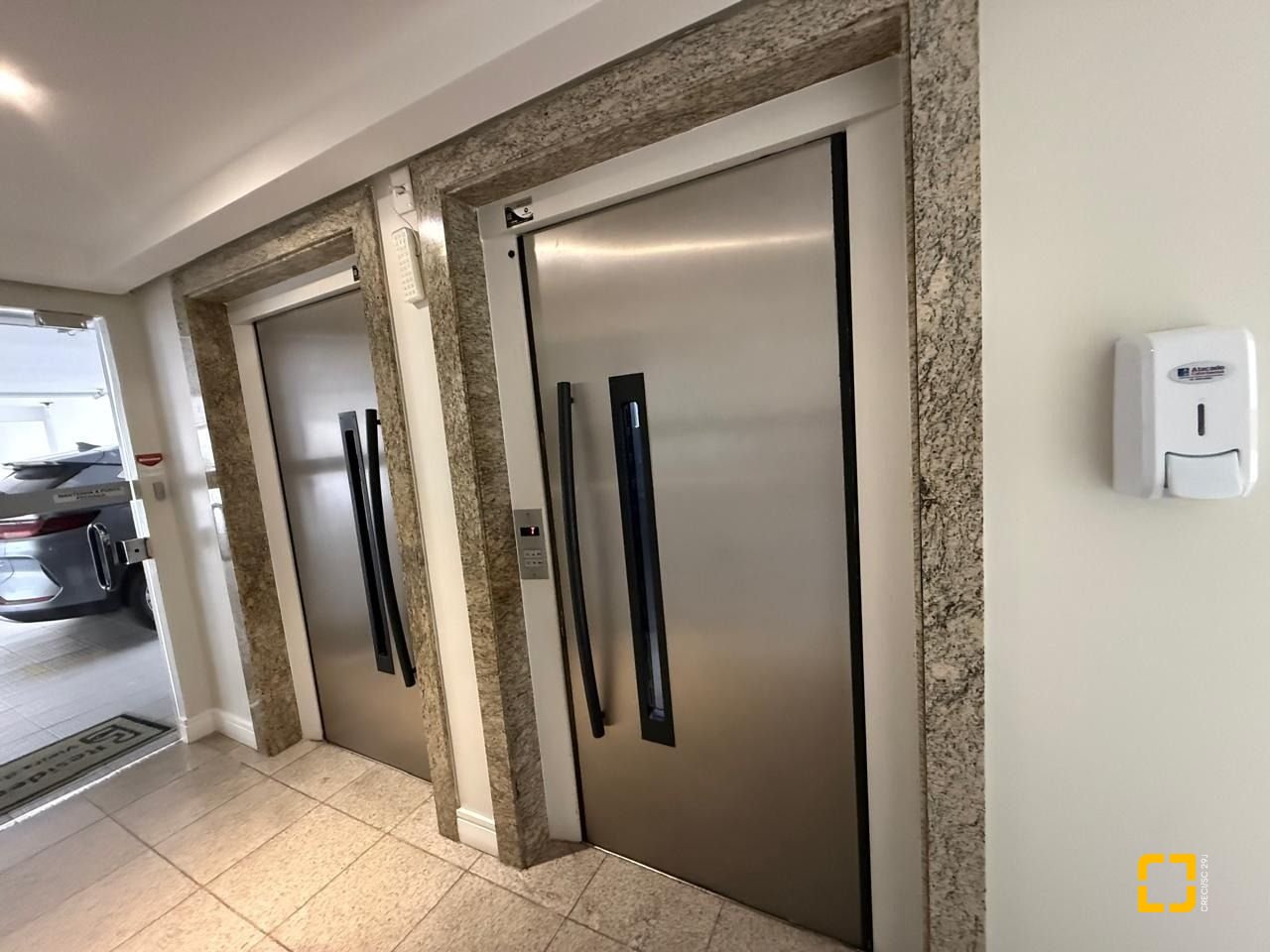 Apartamento com 77m², 4 quartos (sendo 2 suítes), 1 garagem, no bairro Centro em Florianópolis