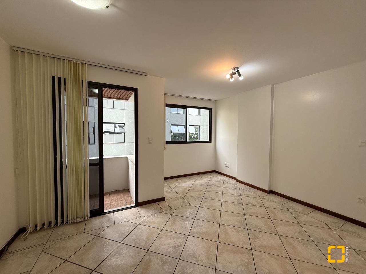 Apartamento com 77m², 4 quartos (sendo 2 suítes), 1 garagem, no bairro Centro em Florianópolis