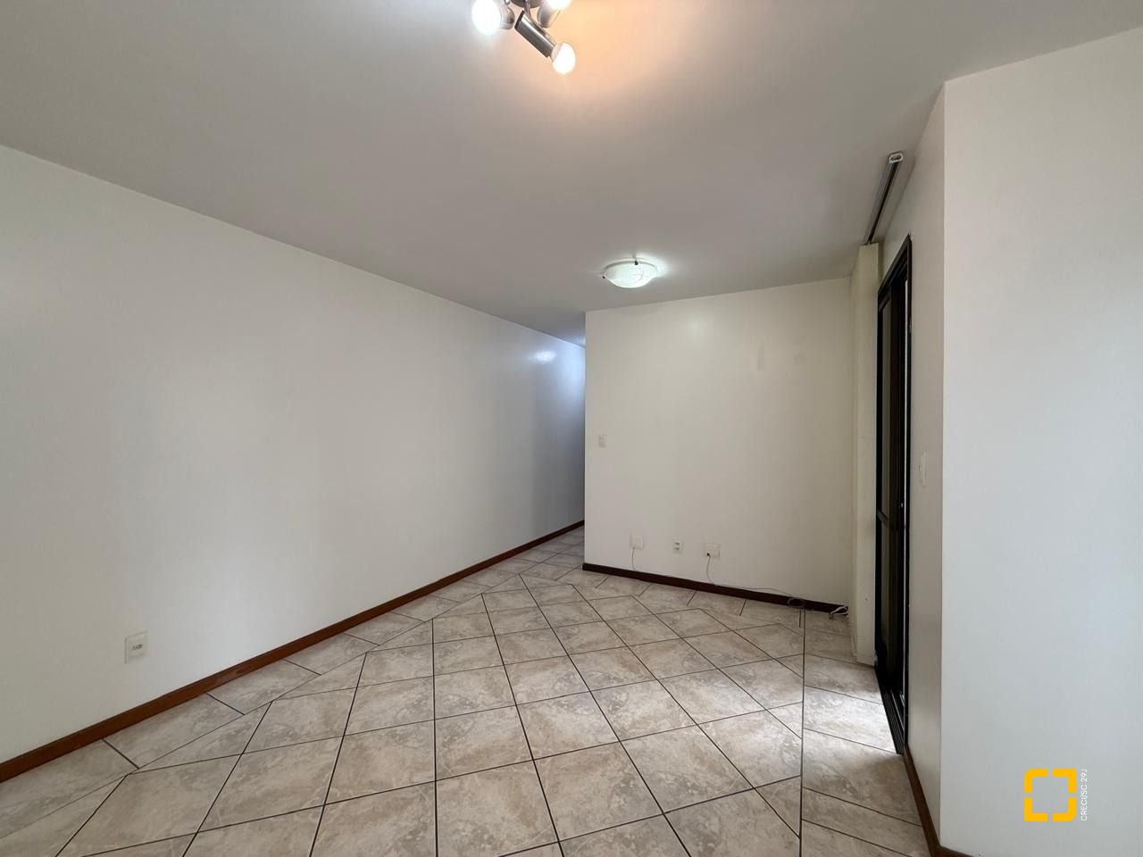 Apartamento com 77m², 4 quartos (sendo 2 suítes), 1 garagem, no bairro Centro em Florianópolis