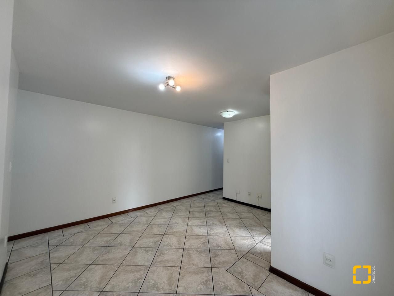 Apartamento com 77m², 4 quartos (sendo 2 suítes), 1 garagem, no bairro Centro em Florianópolis
