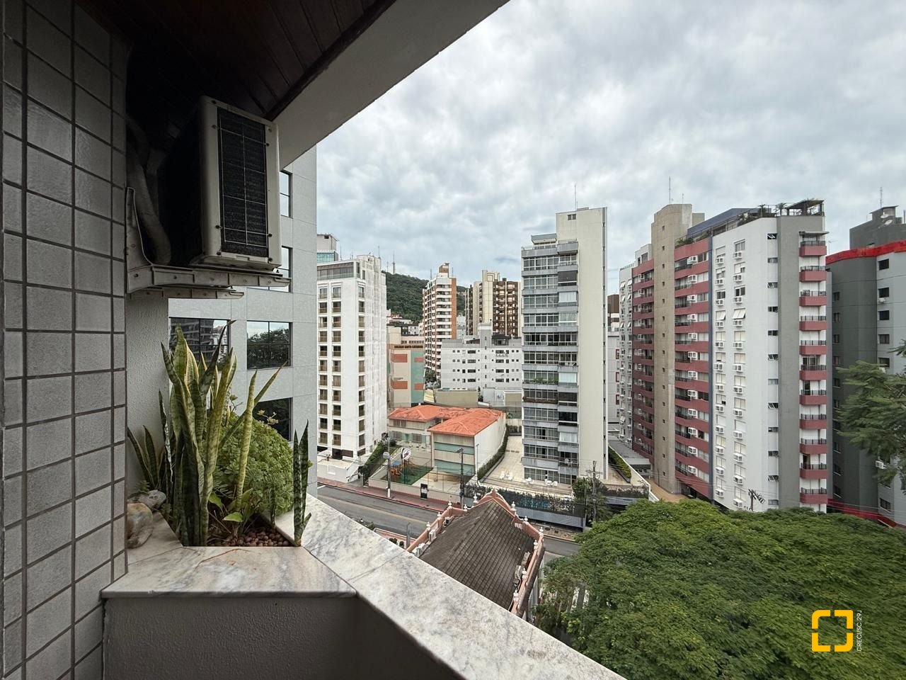 Apartamento com 77m², 4 quartos (sendo 2 suítes), 1 garagem, no bairro Centro em Florianópolis