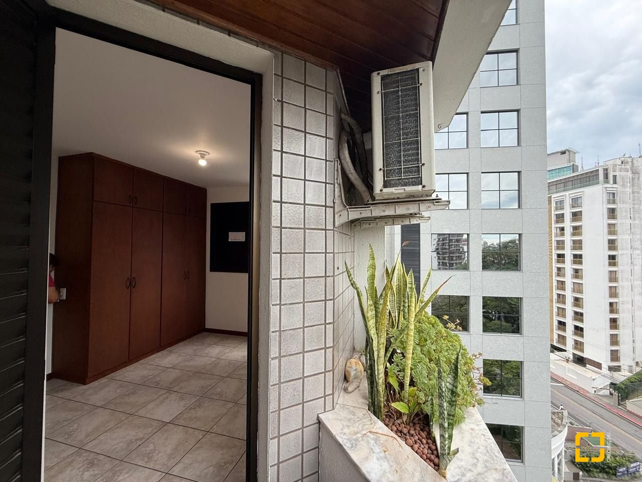 Apartamento com 77m², 4 quartos (sendo 2 suítes), 1 garagem, no bairro Centro em Florianópolis