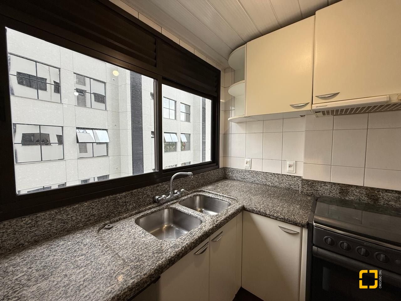 Apartamento com 77m², 4 quartos (sendo 2 suítes), 1 garagem, no bairro Centro em Florianópolis