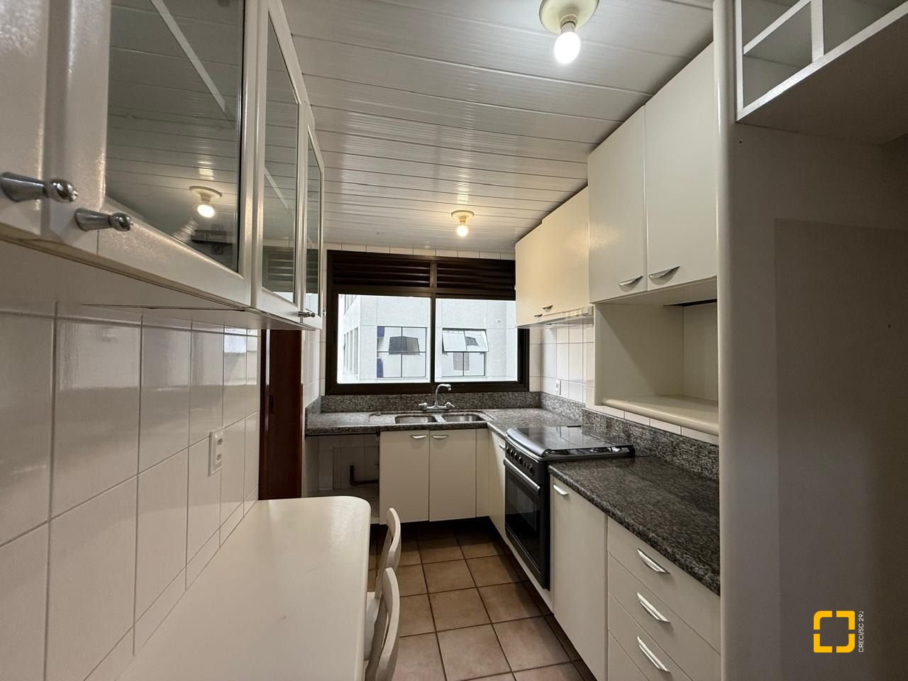 Apartamento com 77m², 4 quartos (sendo 2 suítes), 1 garagem, no bairro Centro em Florianópolis