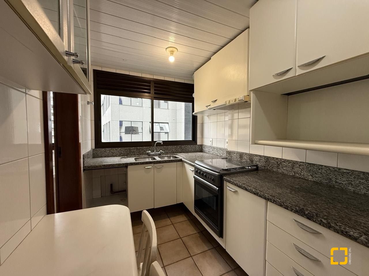 Apartamento com 77m², 4 quartos (sendo 2 suítes), 1 garagem, no bairro Centro em Florianópolis