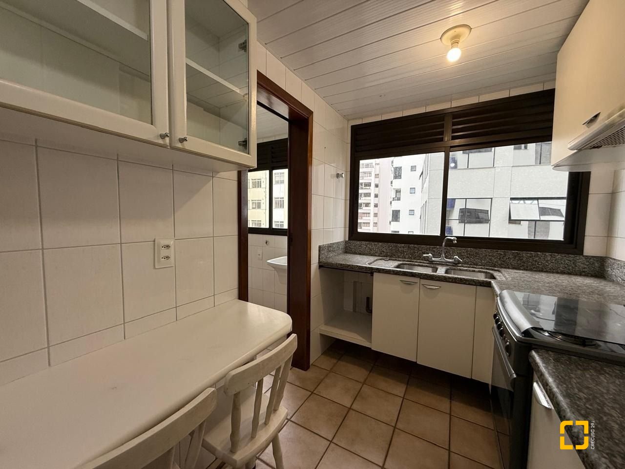 Apartamento com 77m², 4 quartos (sendo 2 suítes), 1 garagem, no bairro Centro em Florianópolis