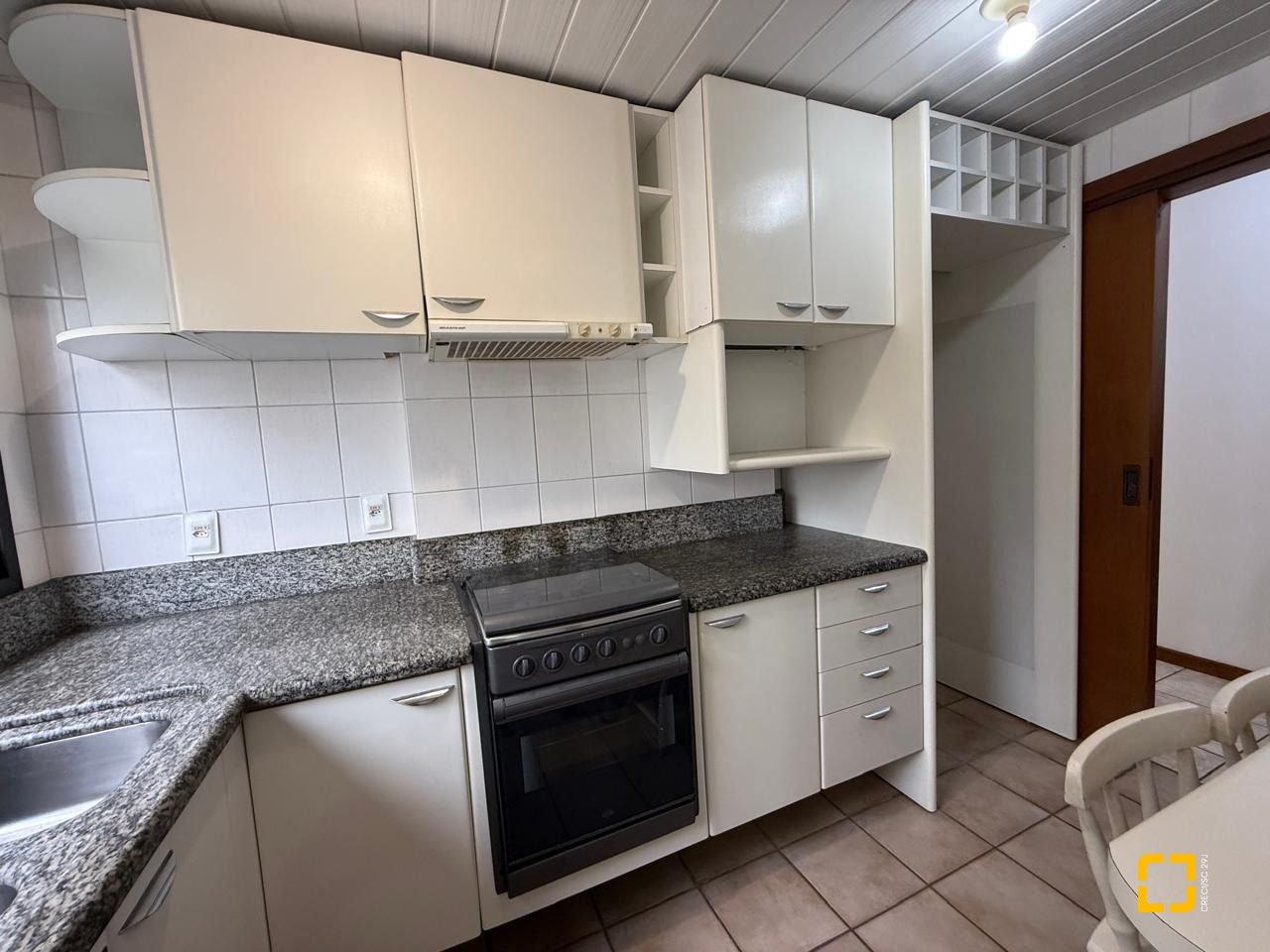 Apartamento com 77m², 4 quartos (sendo 2 suítes), 1 garagem, no bairro Centro em Florianópolis