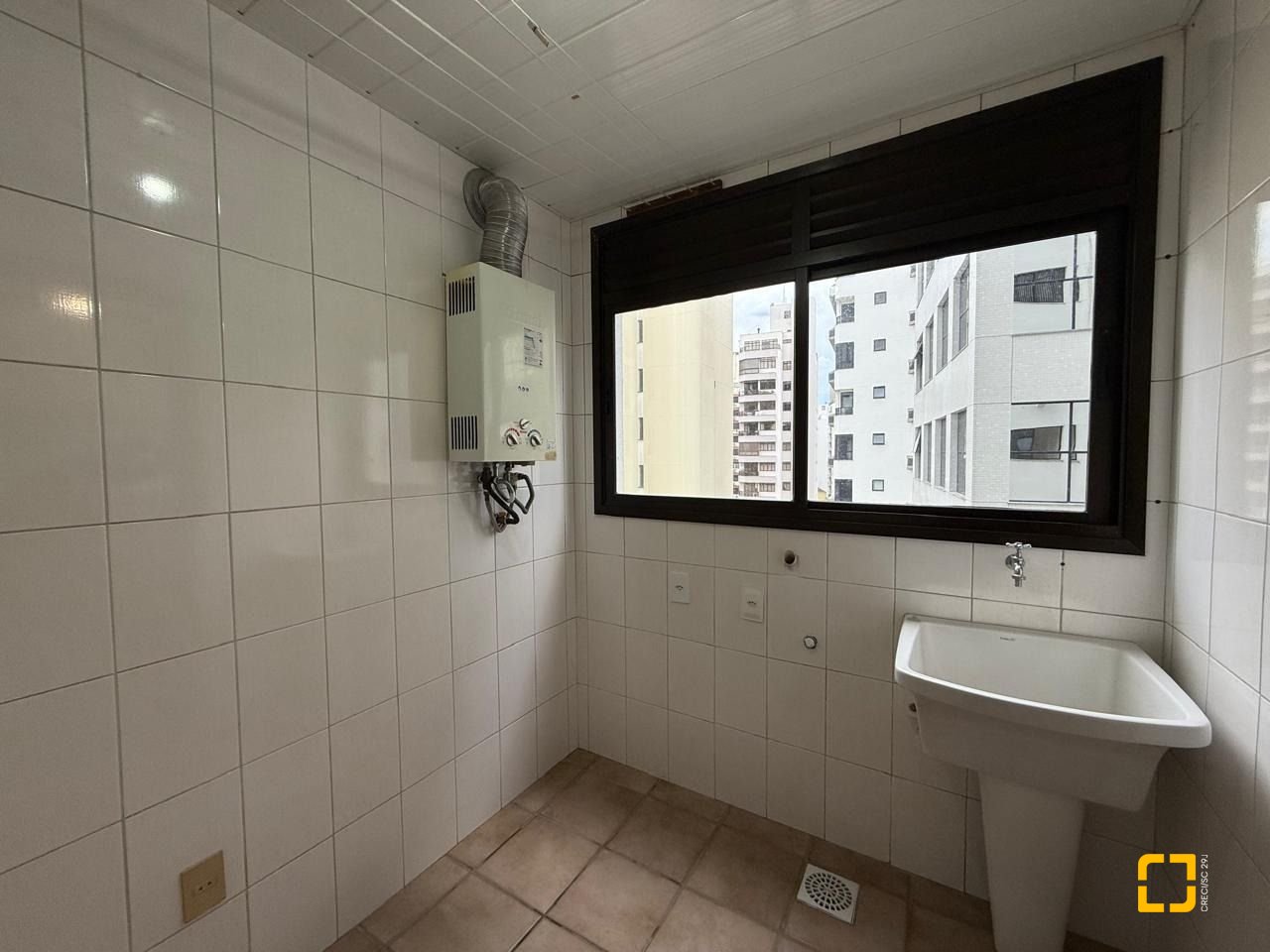 Apartamento com 77m², 4 quartos (sendo 2 suítes), 1 garagem, no bairro Centro em Florianópolis