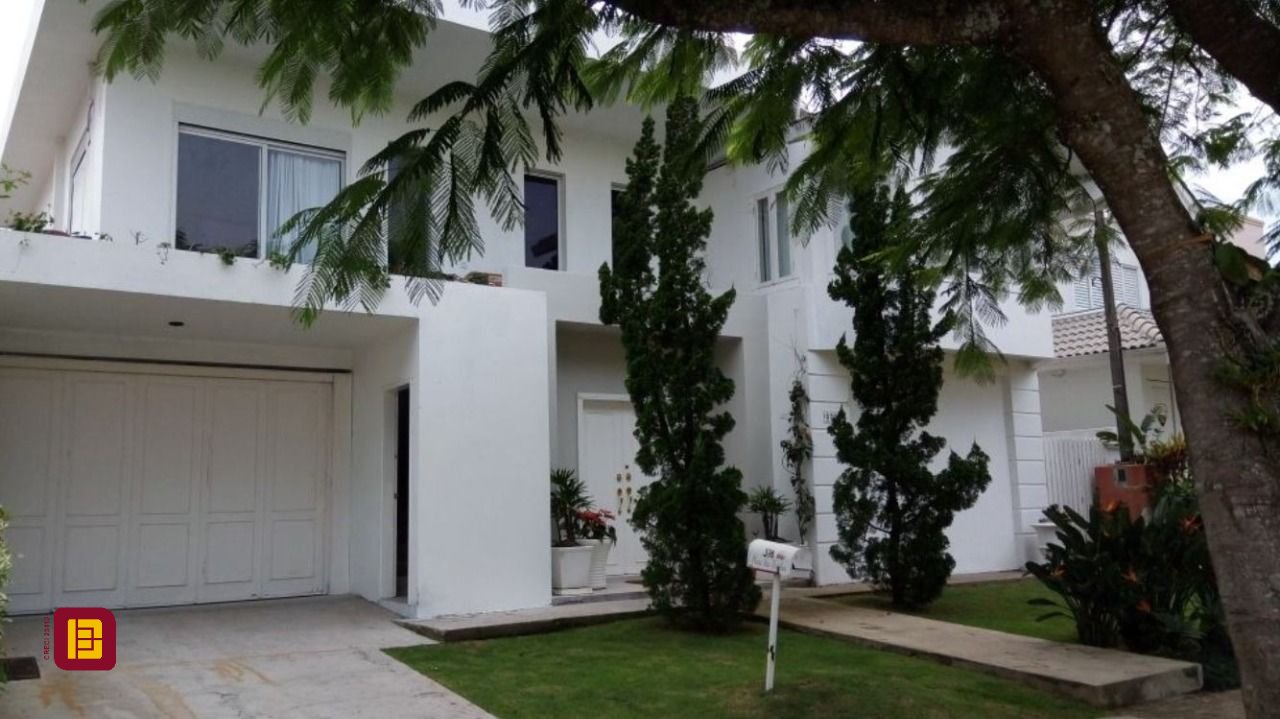Casa com 250m², 5 quartos (sendo 3 suítes), 4 garagens, no bairro Jurerê Internacional em Florianópolis