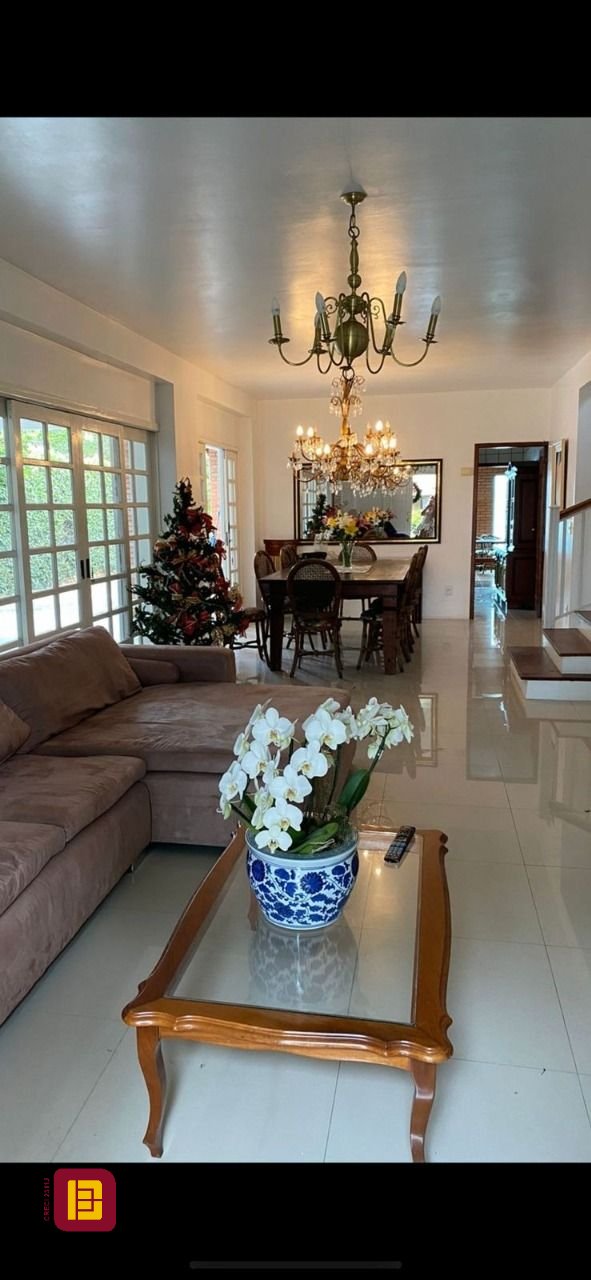 Casa com 250m², 5 quartos (sendo 3 suítes), 4 garagens, no bairro Jurerê Internacional em Florianópolis