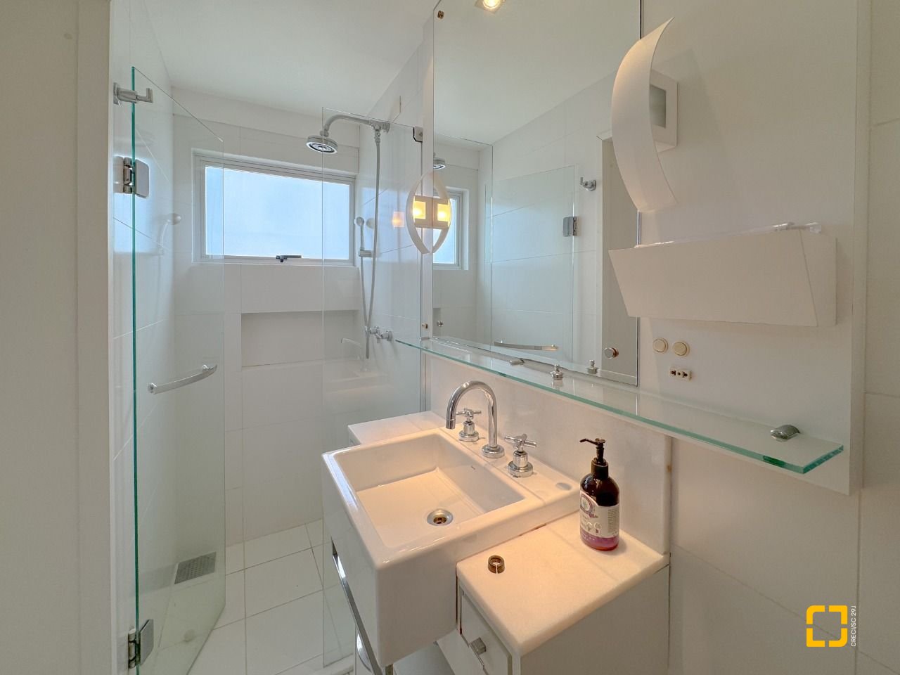 Apartamento com 211m², 7 quartos (sendo 3 suítes), 2 garagens, no bairro Centro em Florianópolis