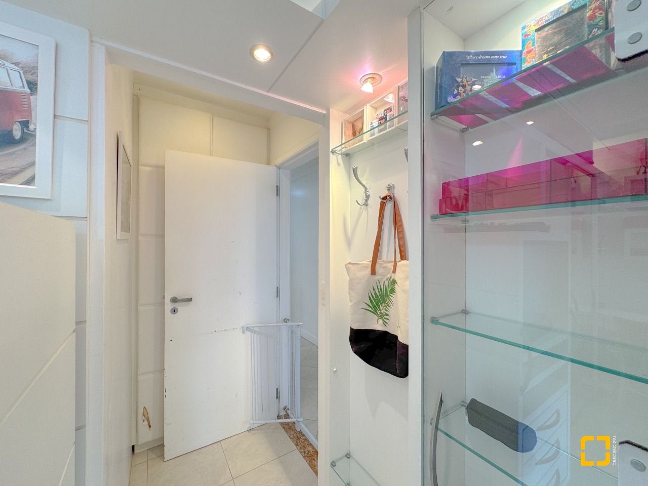 Apartamento com 211m², 7 quartos (sendo 3 suítes), 2 garagens, no bairro Centro em Florianópolis