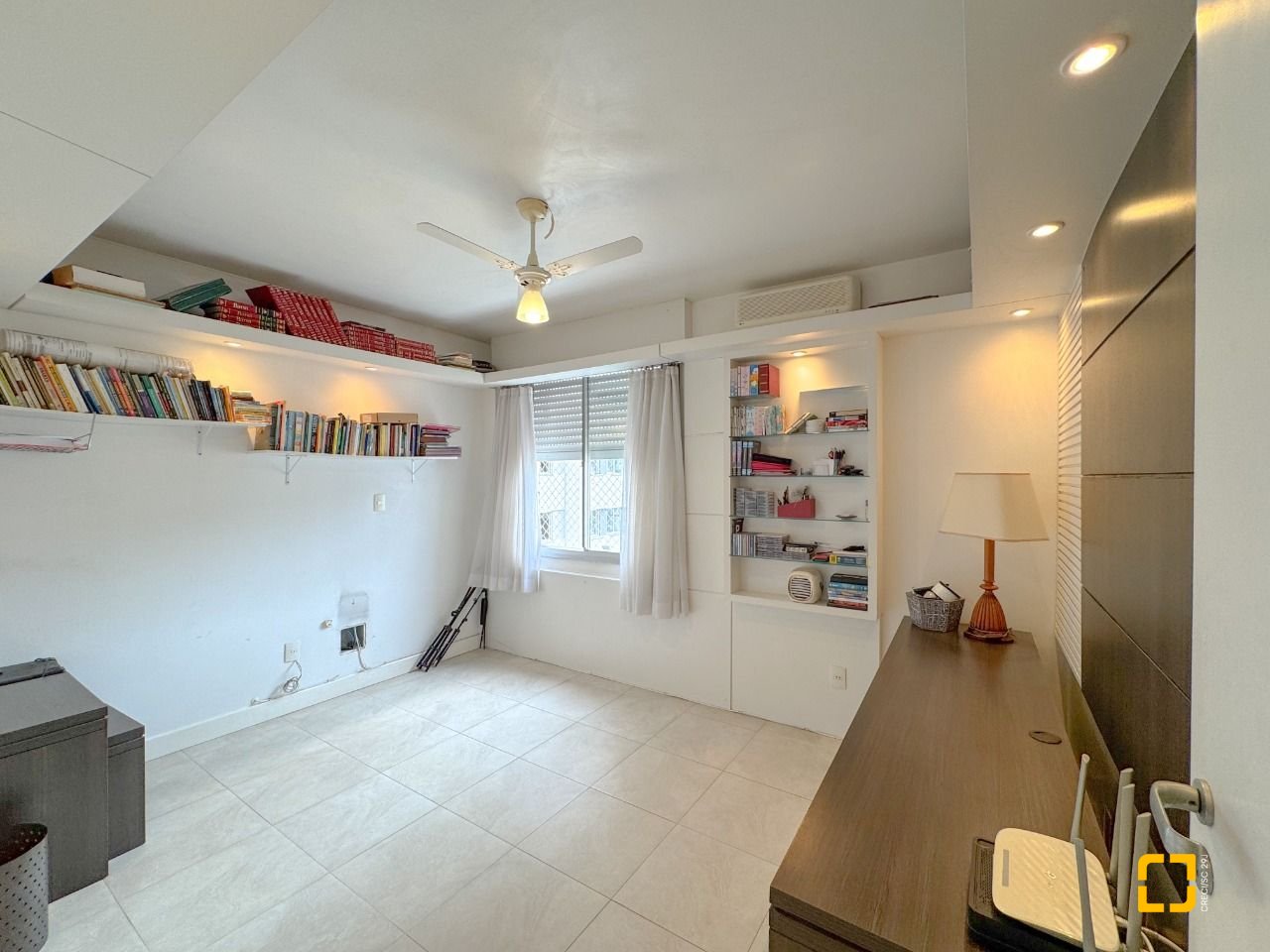 Apartamento com 211m², 7 quartos (sendo 3 suítes), 2 garagens, no bairro Centro em Florianópolis