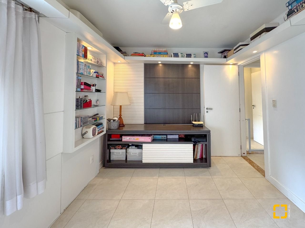 Apartamento com 211m², 7 quartos (sendo 3 suítes), 2 garagens, no bairro Centro em Florianópolis