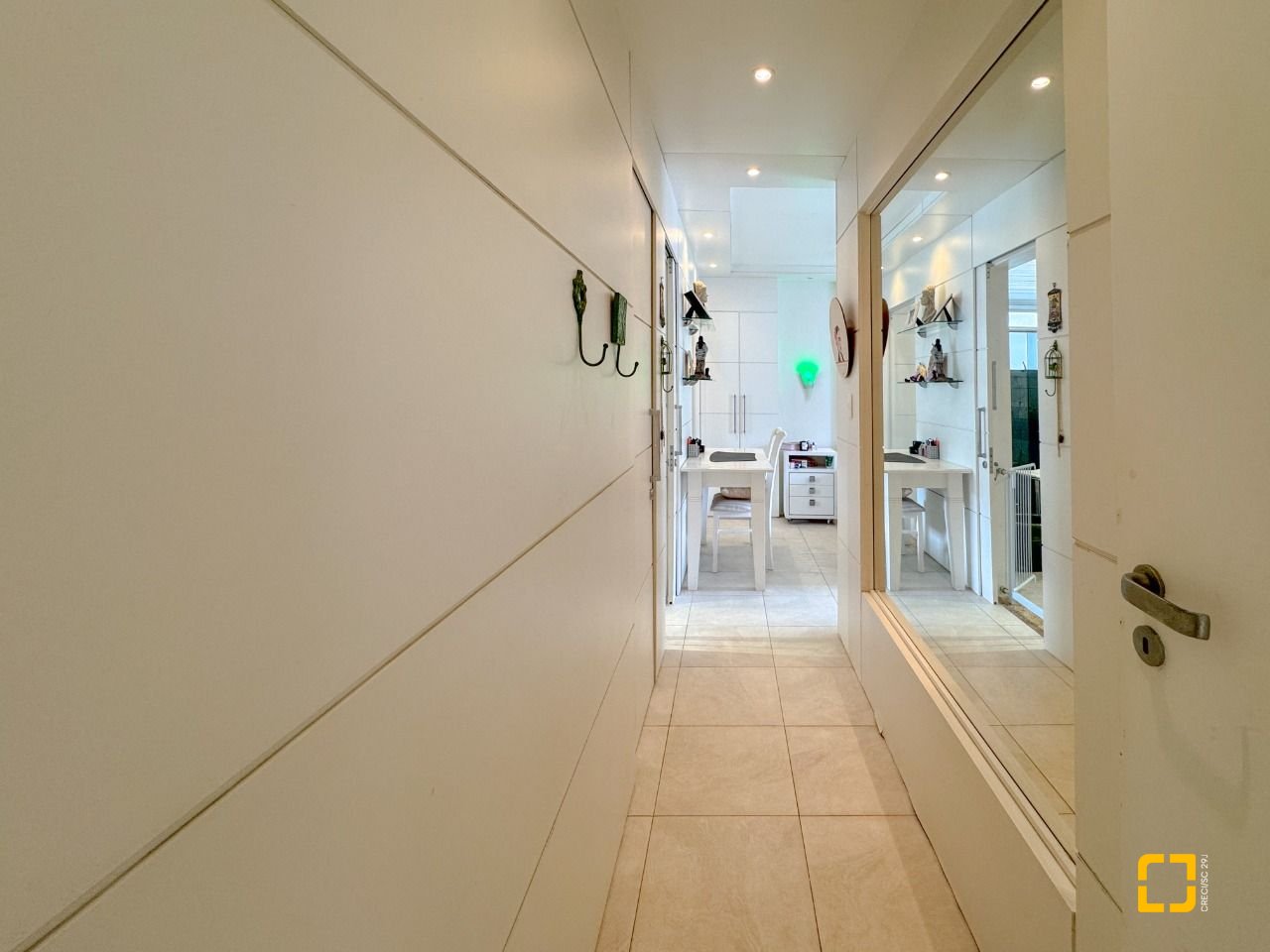Apartamento com 211m², 7 quartos (sendo 3 suítes), 2 garagens, no bairro Centro em Florianópolis