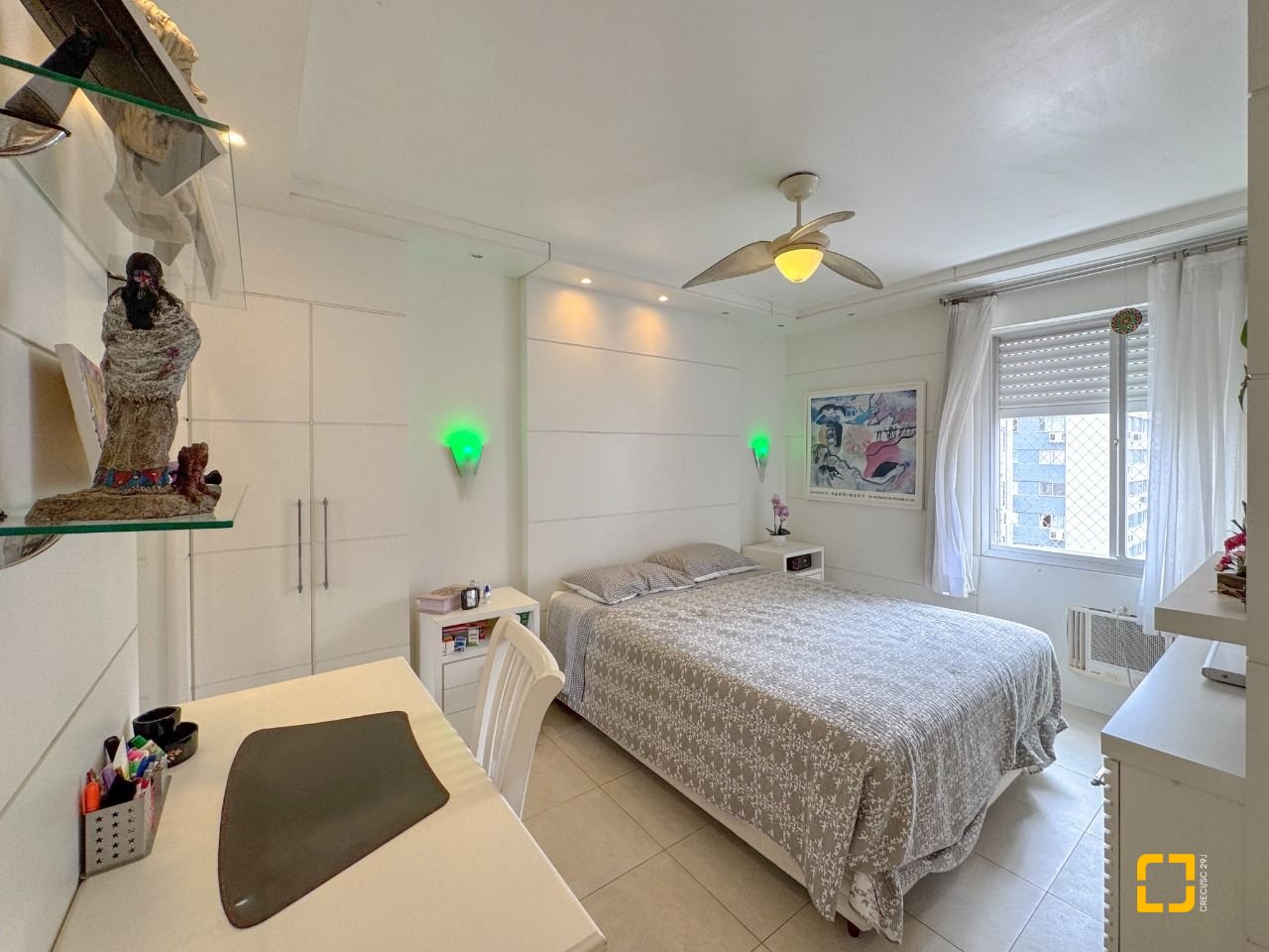 Apartamento com 211m², 7 quartos (sendo 3 suítes), 2 garagens, no bairro Centro em Florianópolis