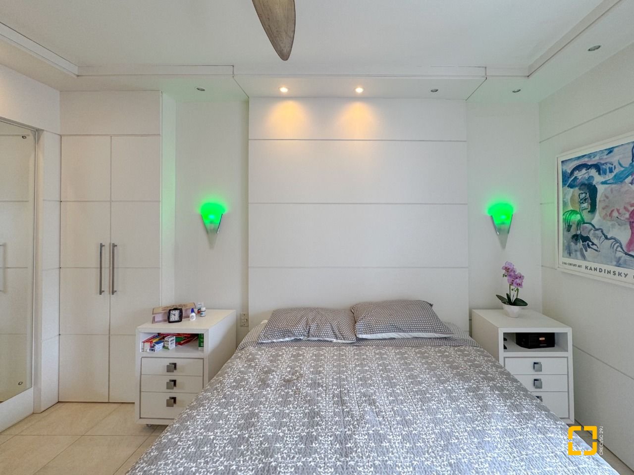 Apartamento com 211m², 7 quartos (sendo 3 suítes), 2 garagens, no bairro Centro em Florianópolis