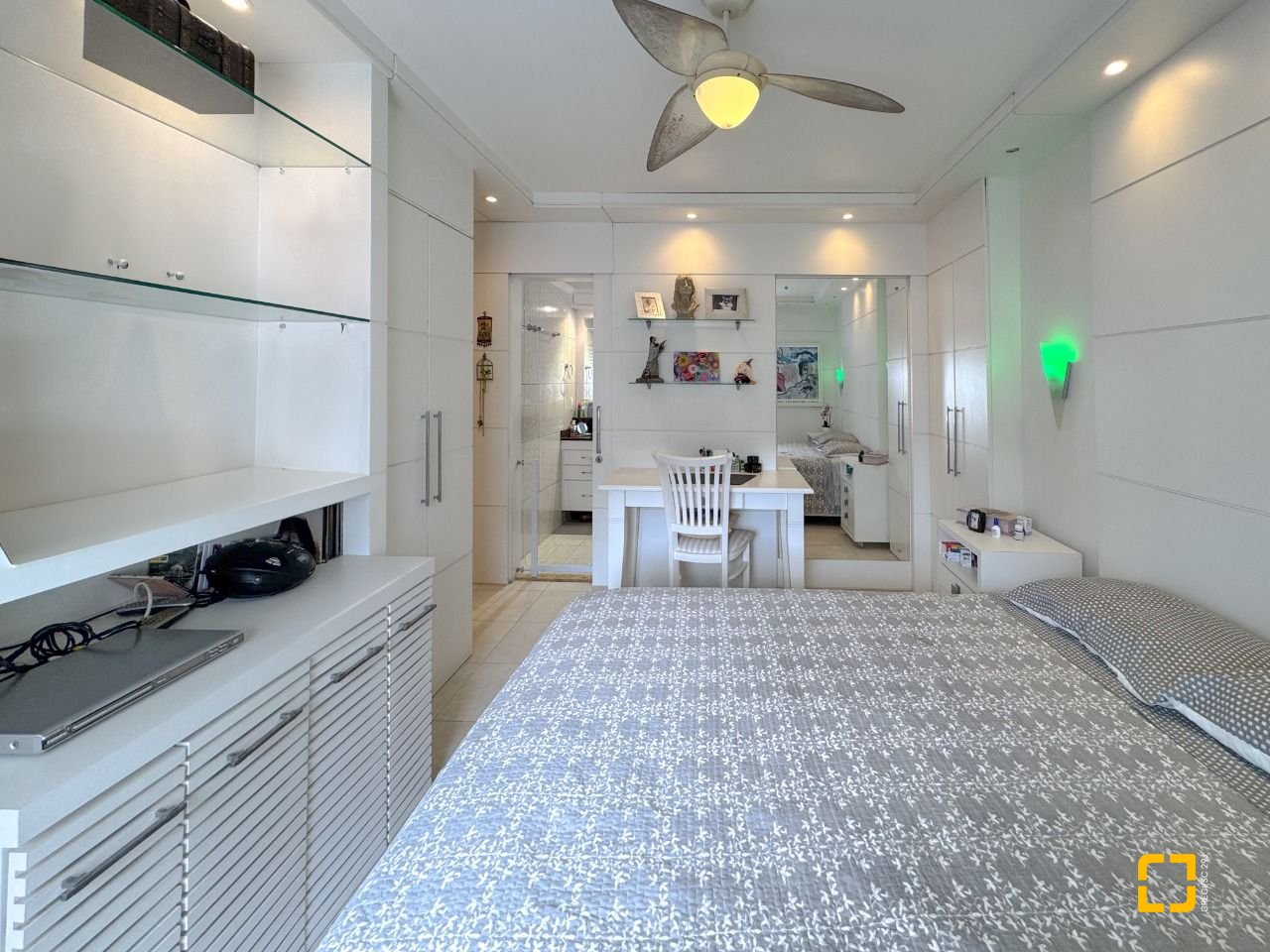 Apartamento com 211m², 7 quartos (sendo 3 suítes), 2 garagens, no bairro Centro em Florianópolis