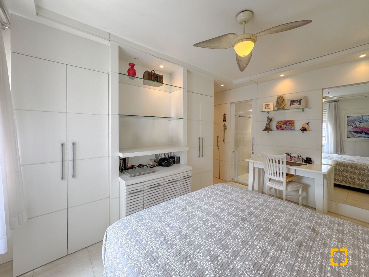 Apartamento com 211m², 7 quartos (sendo 3 suítes), 2 garagens, no bairro Centro em Florianópolis