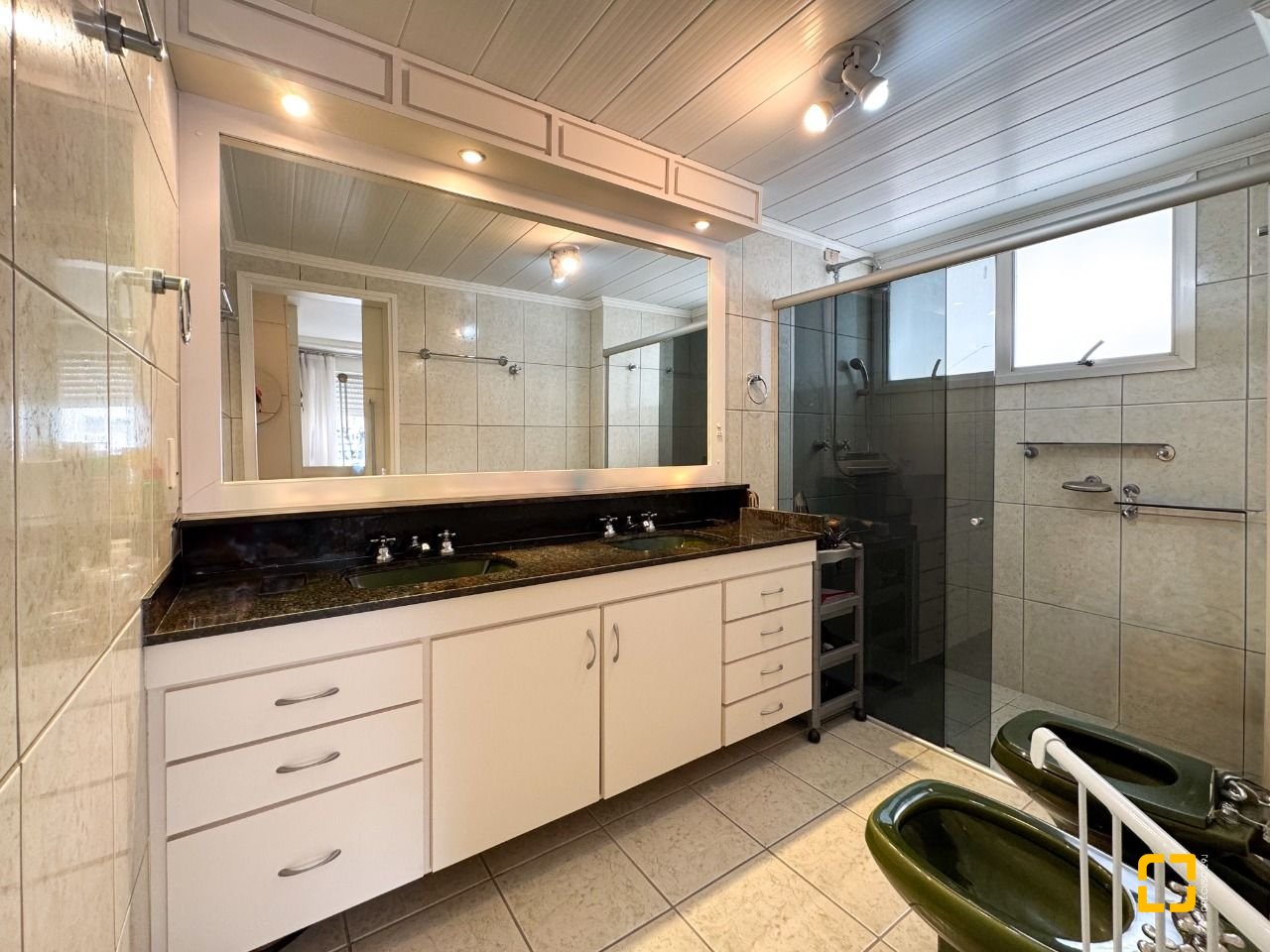 Apartamento com 211m², 7 quartos (sendo 3 suítes), 2 garagens, no bairro Centro em Florianópolis