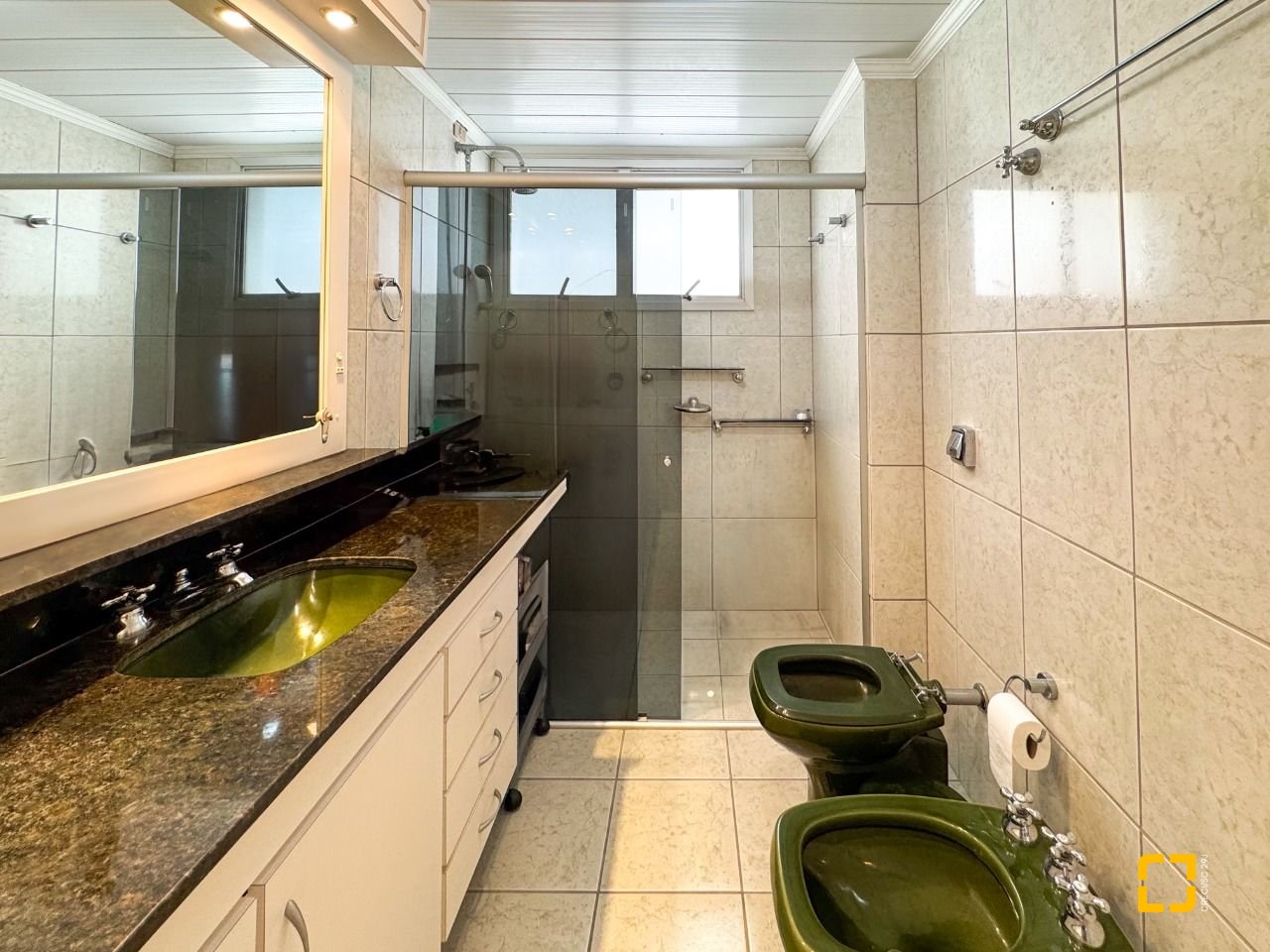 Apartamento com 211m², 7 quartos (sendo 3 suítes), 2 garagens, no bairro Centro em Florianópolis